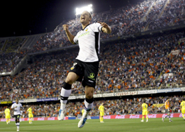 Soldado, del Valencia, festeja su gol ante el Villarreal.