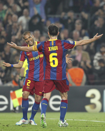Alves y Xavi tras el quinto gol del Barça al Shakthar.