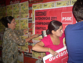 Miembros de la agrupación del PSOE pegando carteles en las calles de Montevideo.
