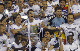 Los jugadores del Real Madrid celebran el triunfo en la final de la Copa del Rey.