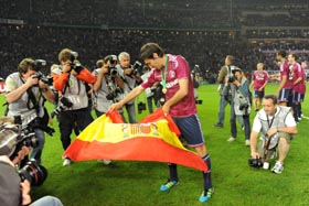 Raúl dando pases taurinos tras ganar la Copa de Alemania.