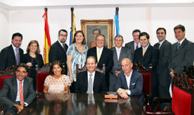 Beatriz Mato y Santiago Camba con los directivos de la Hermandad Gallega de Caracas.