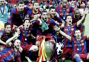 Los jugadores del Barcelona con la copa de campeones de la Champions.