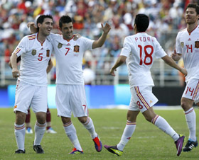 Los jugadores de España celebran el tercer tanto contra el combinado venezolano.