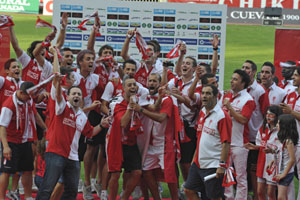 Los jugadores del Granada celebran el ascenso.