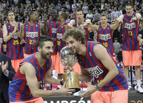 Navarro y Grimau levantan la copa de campeones de la Liga ACB.