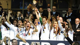 Los jugadores de España celebran el título de campeones de Europa.