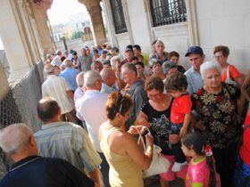 Colas para votar ante el Consulado de España en La Habana.