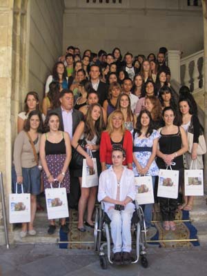 Isabel Carrasco con los 41 jóvenes castellanos y leoneses en el exterior.