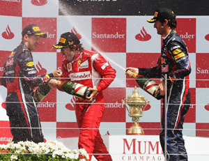 Fernando Alonso celebra en el podio de Silverstone su primer triunfo de la temporada.