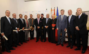 Alfonso Rueda y Santiago Camba con los galardonados en la Casa de Galicia en Madrid.