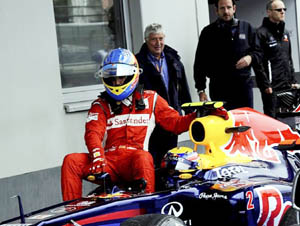 Fernando Alonso se quedó sin gasolina en la última vuelta de la carrera y no dudó en pedirle a Mark Webber que le llevara hasta la meta.