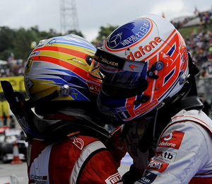 Fernando Alonso felicita al ganador del Gran Premio de Hungría, Jenson Button.