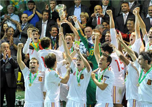 Los jugadores de la Selección sub’19 de fútbol con el trofeo de campeones de Europa.