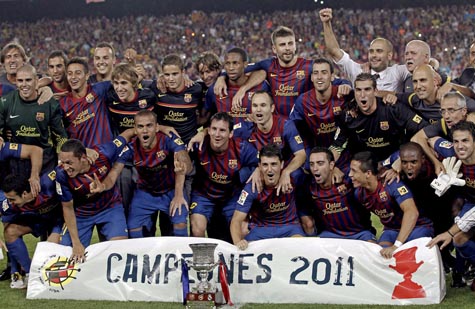 Los jugadores del FC Barcelona posan con la Supercopa tras su victoria ante el Real Madrid.