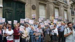 Imagen de una protesta de emigrantes españoles en París contra la reforma de la Ley Electoral.