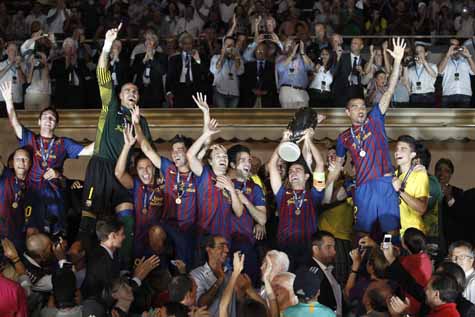 Los jugadores del FC Barcelona celebran la Supercopa de Europa tras recibir el trofeo.