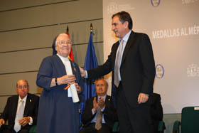 Sor Teresa recibió el galardón de manos del ministro de Trabajo, Valeriano Gómez.