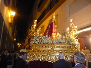 La procesión por las calles de la capital andaluza.