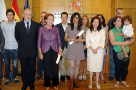 Miguel Cortizo, Ángeles González Varela, viudad de Manuel Ferrol, Enriquete Vieitez, hija de Virigilio Vieitez, y Pilar Pin, rodeados por familiares de los galardonados.