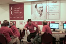 Ricardo Cortés en el ‘call center’ del PSOE en Buenos Aires.