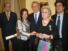Pilar Pin, Rafael Estrella y la condecorada Elma Espisúa.
