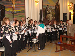 El coro ‘Cantares’ interpretando la ‘Misa Extremeña’.