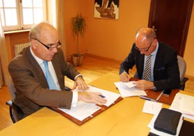 Alfonso Candau y Santiago Camba firmaron el convenio.
