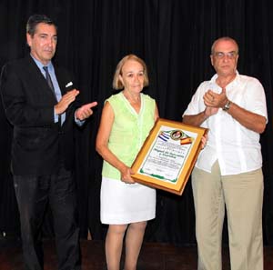 Yolanda Vidal Felipe recogió el premio en nombre de Xosé Neira Vilas y de Anisia Miranda Fernández.