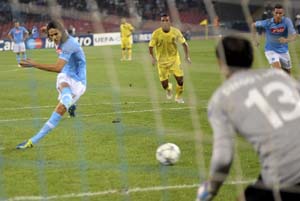 Cavani logró de penalti el segundo gol del Nápoles ante el Villarreal.