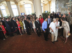 La Reina Doña Sofía saluda a los asistentes a la recepción en Miami.