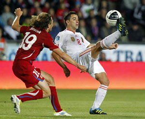 Xavi controla ante la presión de un jugador checo.