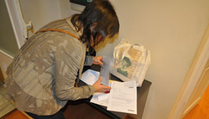 Una española en Montevideo prepara la documentación para votar en los comicios del pasado mayo.