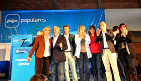 Feijóo y Santiago Camba con la ejecutiva del PP uruguayo, que preside Esperanza Romariz (centro).