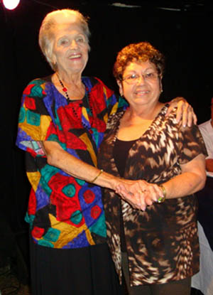 La asociada Secundina Fernández, que recibió el reconocimiento del  colectivo, con Regla Martínez.
