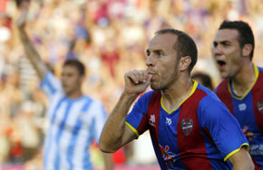 Juanlu, del Levante, celebra el segundo gol marcado al Málaga.