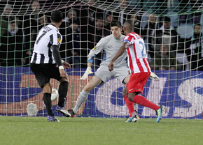 Benatia, del Udinese, anota el primer gol ante el Atlético.