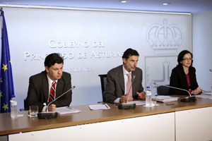 Los consejeros José Manuel Rivero, Florentino Alonso y Paloma Menéndez en la comparecencia.
