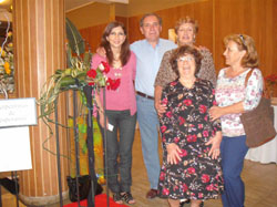 Elsa Quiroga, David Garijo, Ma. del Carmen Campos, Ana Martín y Lorenza Ortega junto al diseño floral realizado por Campos.