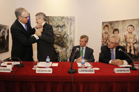 Carlos Lema impone la Insignia a Xesús Palmou ante Alfonso Rueda y el director de la Casa de Galicia en Madrid, José Ramón Ónega.