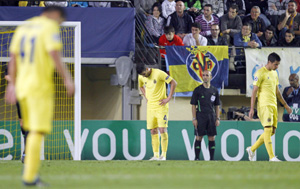 Los jugadores del Villarreal cabizbajos tras encajar el tercer gol del Manchester City.