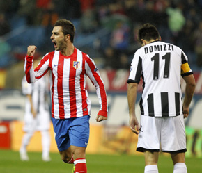 Adrian López celebra uno de los goles que marcó ante el Udinese.