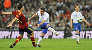 Lampard, autor del gol inglés, chuta ante Xabi Alonso.