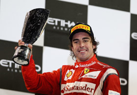 Fernando Alonso en el podio de Abu Dabi.