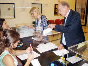 Un emigrante español deposita su voto en el Consulado de Buenos Aires.