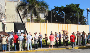 Cola para depositar el voto en el Consulado de España en La Habana.