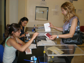 Personas de todas las edades depositaron su voto en las urnas dispuestas en el Consulado.
