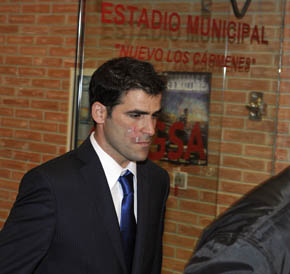 El linier Javier Rodríguez saliendo del estadio del Granada.