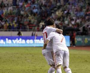 Villa se abraza a Cazorla tras lograr el empate ante Costa Rica.