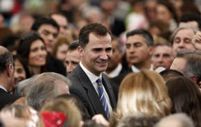 El Príncipe Felipe rodeado por algunos de los cientos de españoles residentes en Chile que acudieron al encuentro.